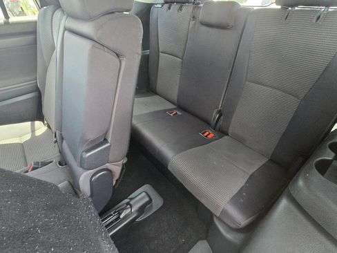 Used 2021 Toyota Highlander LE FWD image 6