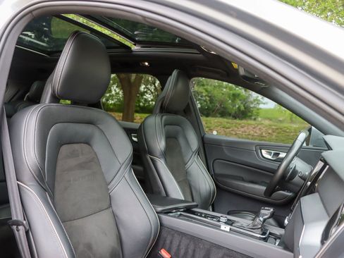 Used 2018 Volvo XC60 T5 R-Design w/ Convenience Package AWD/4WD image 21