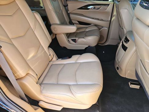 Used 2018 Cadillac Escalade Platinum image 21