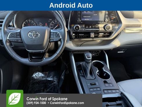 Used 2021 Toyota Highlander XLE image 3