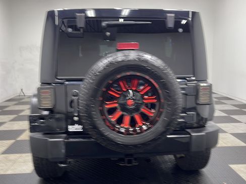 Used 2017 Jeep Wrangler Unlimited Sahara w/ Connectivity Group AWD/4WD image 16