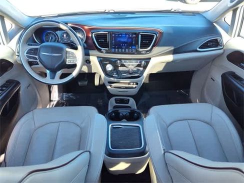 Used 2017 Chrysler Pacifica Limited image 13