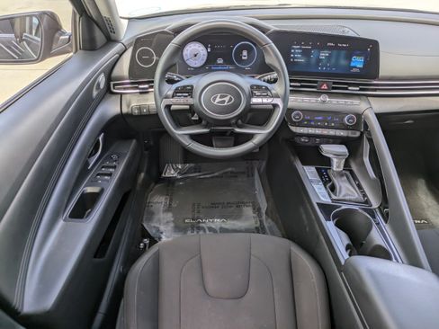Certified 2025 Hyundai Elantra SEL FWD image 14
