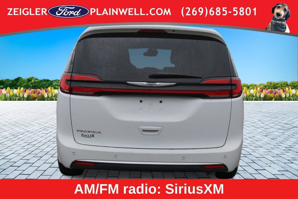 Used 2024 Chrysler Pacifica Touring-L FWD image 4