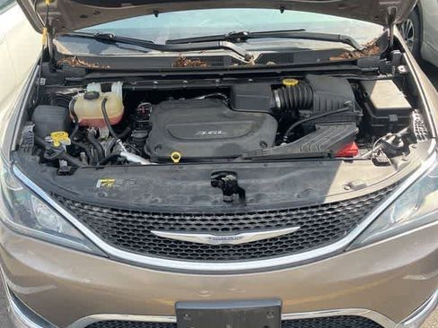 Used 2017 Chrysler Pacifica Touring-L Plus image 25