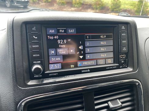 Used 2017 Dodge Grand Caravan SXT w/ Rear Park Assist Package FWD image 19