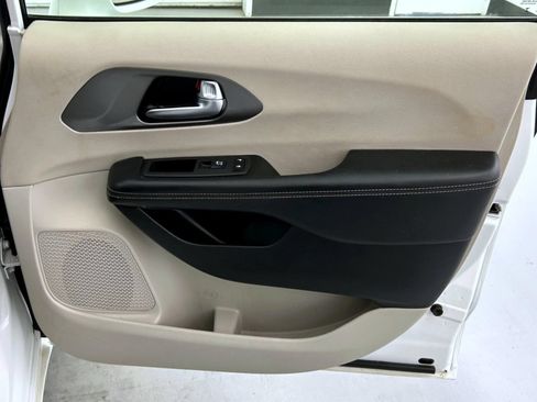 Certified 2022 Chrysler Pacifica Touring-L FWD image 16