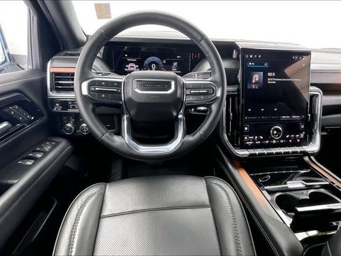 Used 2025 GMC Yukon XL Denali image 4