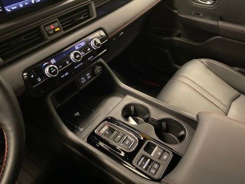 Used 2025 Honda Pilot TrailSport image 13