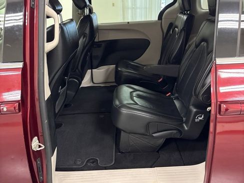 Used 2019 Chrysler Pacifica Touring-L FWD image 20