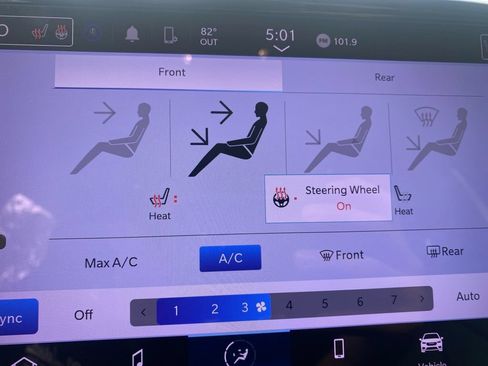 Used 2023 Chrysler Pacifica Touring-L FWD image 19