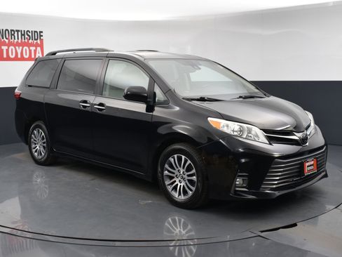Used 2020 Toyota Sienna XLE image 6