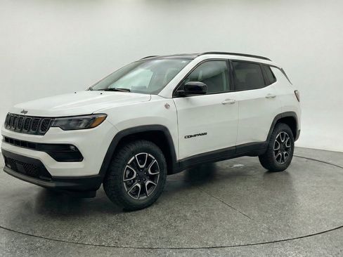 Used 2025 Jeep Compass Trailhawk AWD/4WD image 3