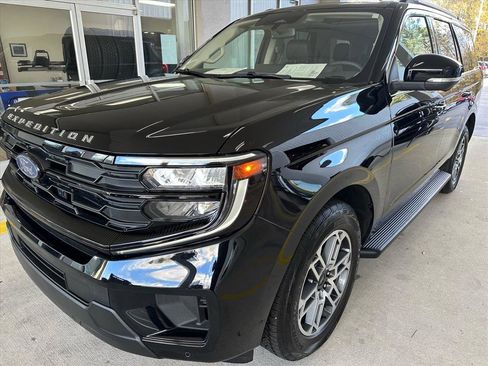 Certified 2025 Ford Expedition Active image 3