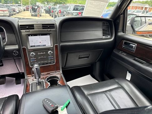 Used 2017 Lincoln Navigator Select AWD/4WD image 13