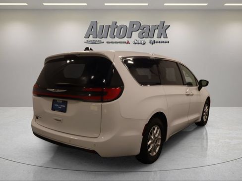 Certified 2024 Chrysler Pacifica Touring-L FWD image 7