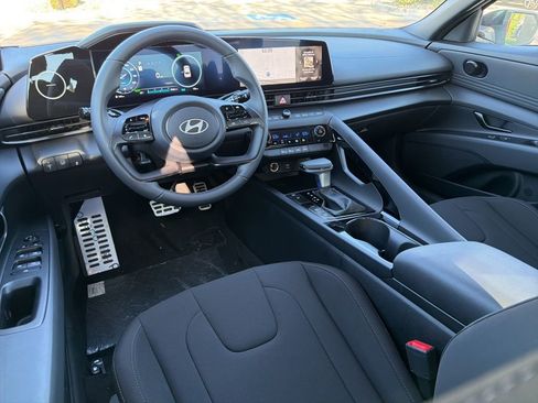 New 2025 Hyundai Elantra SEL FWD image 13