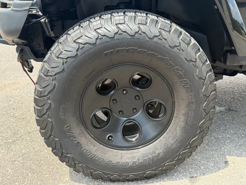 Used 2015 Jeep Wrangler Unlimited Rubicon w/ Dual Top Group AWD/4WD image 10
