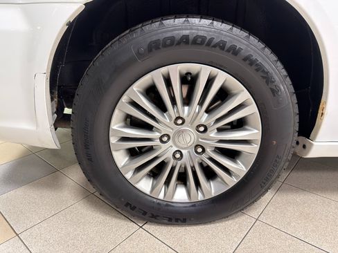 Used 2016 Chrysler Town & Country Touring-L image 12