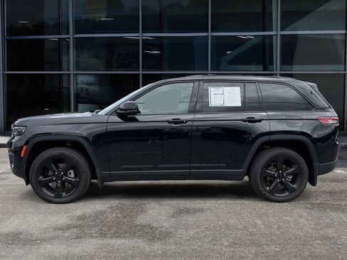 Used 2025 Jeep Grand Cherokee Altitude AWD/4WD image 4