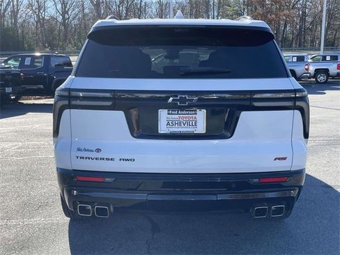 Used 2024 Chevrolet Traverse RS image 4