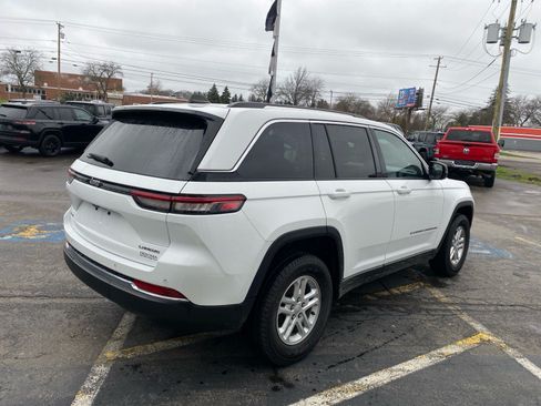 Used 2023 Jeep Grand Cherokee Laredo AWD/4WD image 5