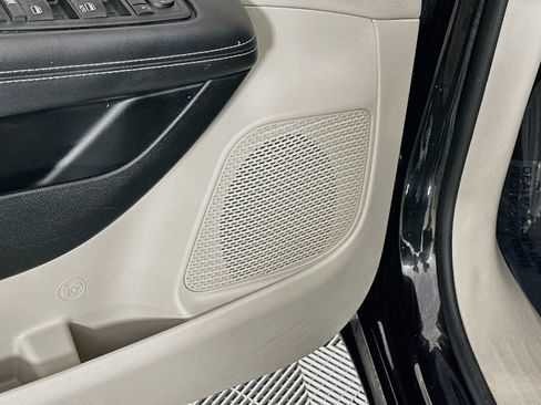 Certified 2024 Chrysler Pacifica Touring-L FWD image 28