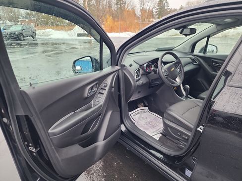 Certified 2022 Chevrolet Trax LT w/ LT Convenience Package image 10