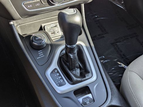 Used 2017 Jeep Cherokee Sport w/ Safety Group image 16