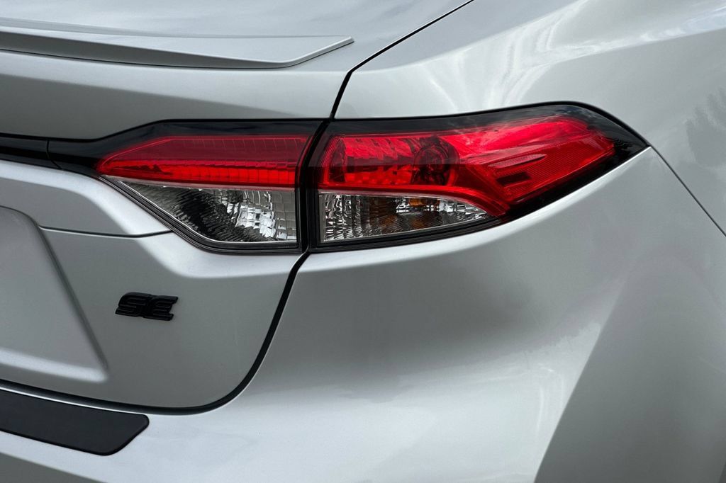 Used 2024 Toyota Corolla SE w/ SE Premium Package FWD image 25