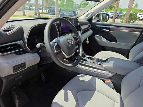 New 2026 Toyota Highlander Limited AWD/4WD image 7