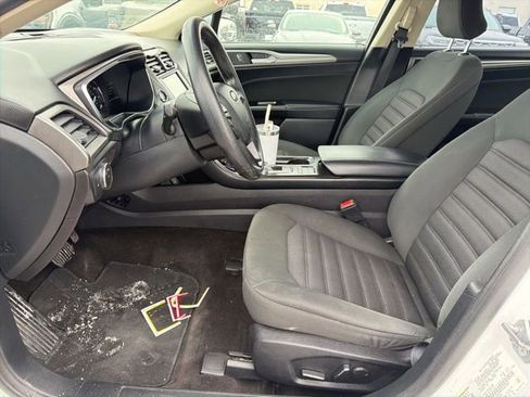 Used 2017 Ford Fusion SE w/ Fusion SE Technology Package image 16