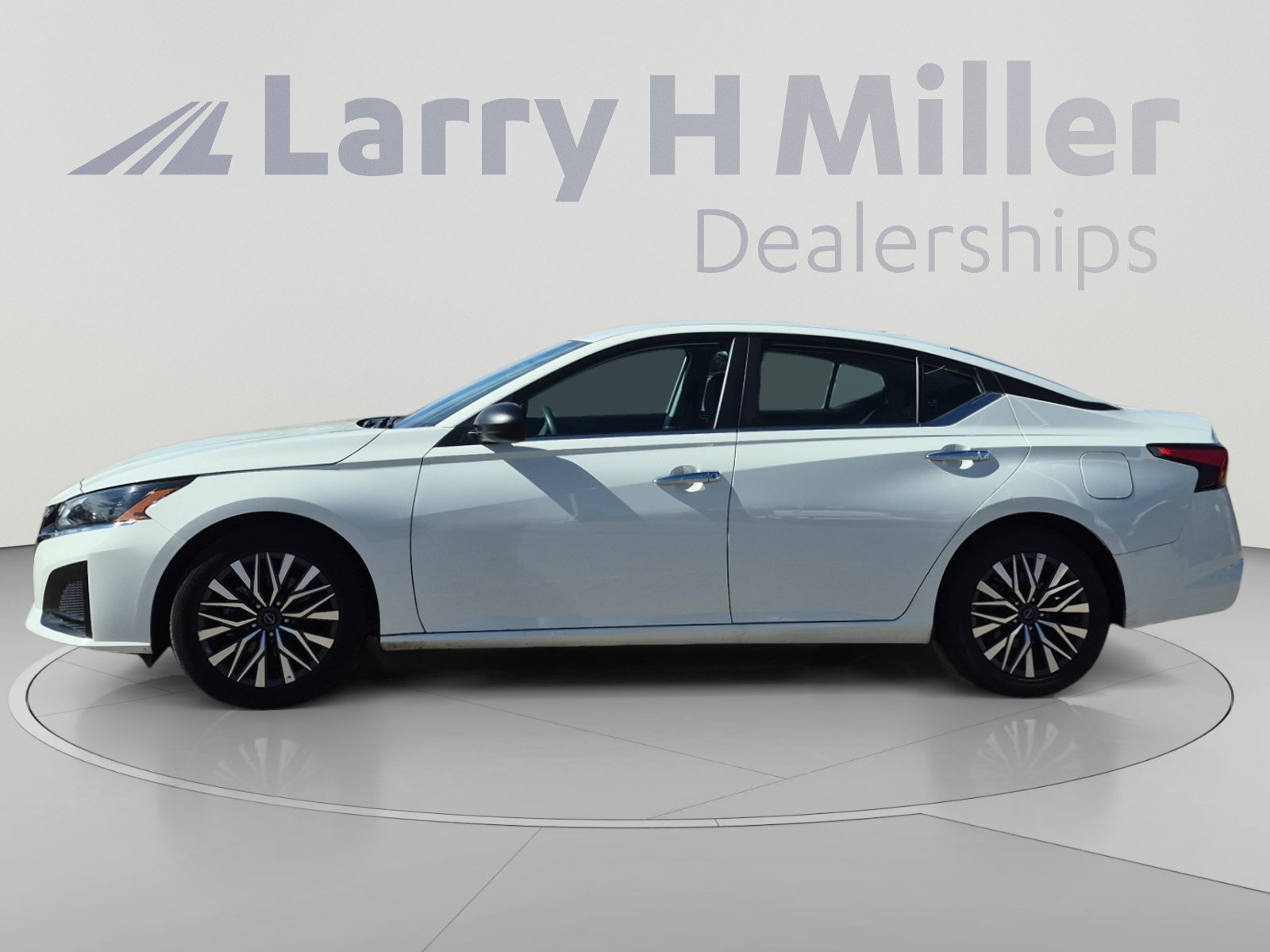 Used 2025 Nissan Altima 2.5 SV FWD image 2