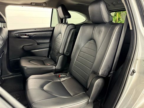 Used 2024 Toyota Highlander XLE image 34