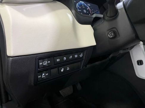 Used 2025 Toyota Sequoia Capstone AWD/4WD image 18