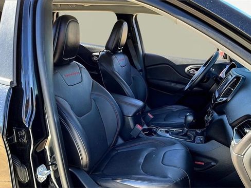 Used 2019 Jeep Cherokee Trailhawk image 7