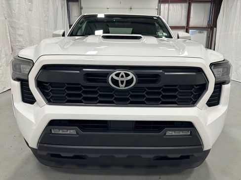 Used 2024 Toyota Tacoma TRD Sport AWD/4WD image 2
