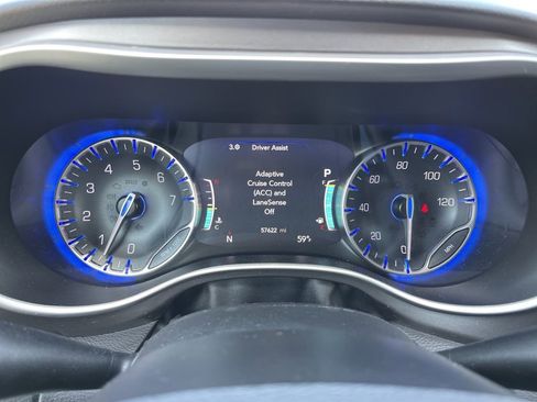 Used 2024 Chrysler Pacifica Touring-L image 11