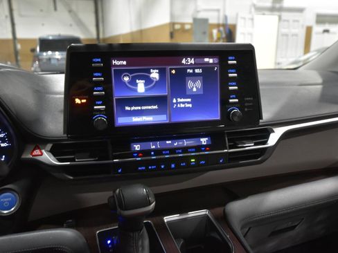 Used 2022 Toyota Sienna XLE image 21