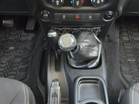 Used 2015 Jeep Wrangler Unlimited Rubicon w/ Connectivity Group AWD/4WD image 19
