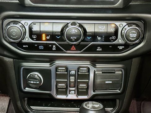 Used 2023 Jeep Wrangler Unlimited Sahara w/ Cold Weather Group AWD/4WD image 31