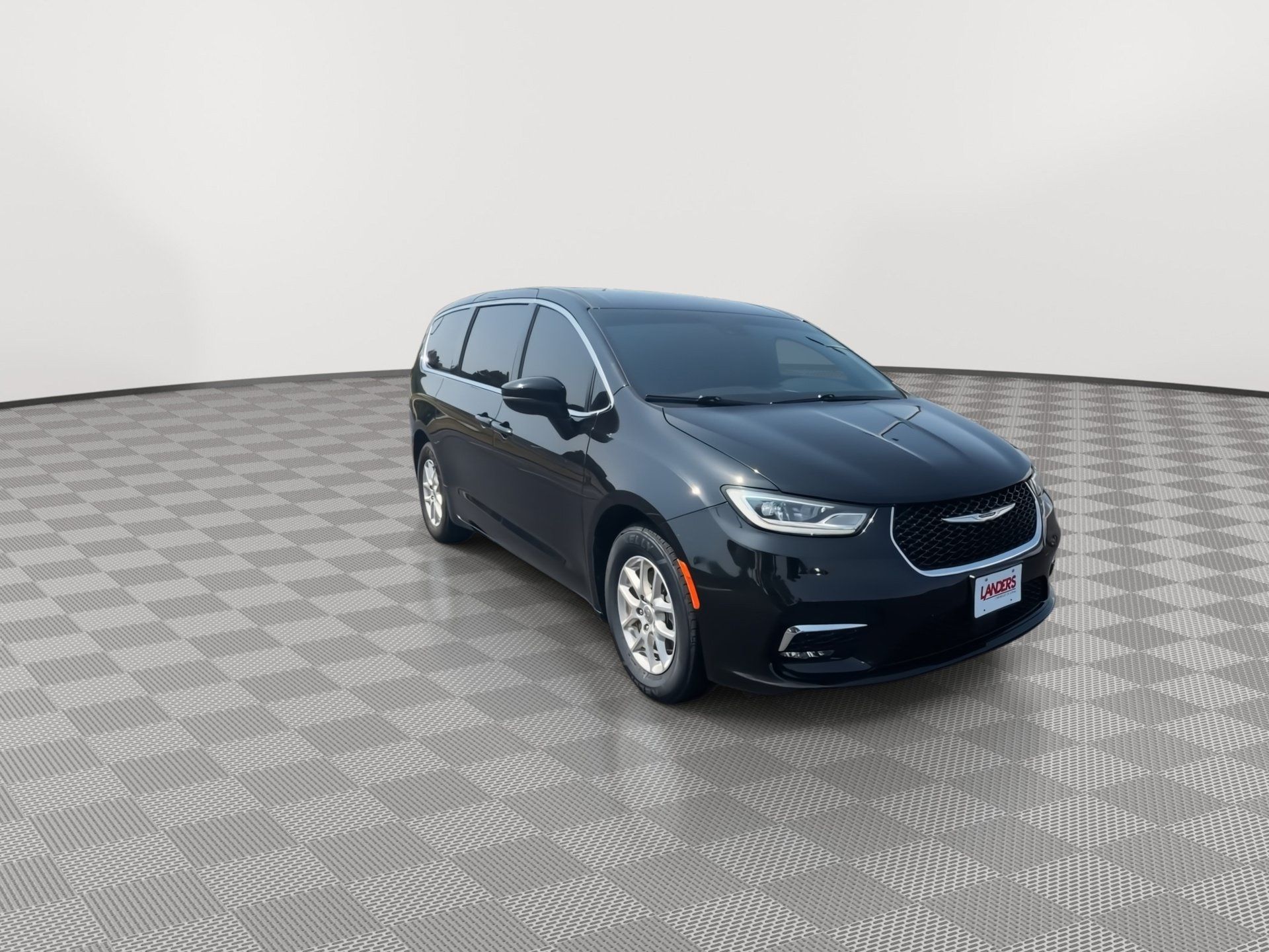 Used 2023 Chrysler Pacifica Touring FWD image 2
