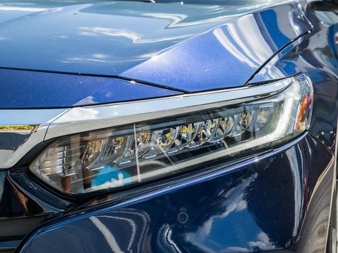 Used 2018 Honda Accord Touring image 12