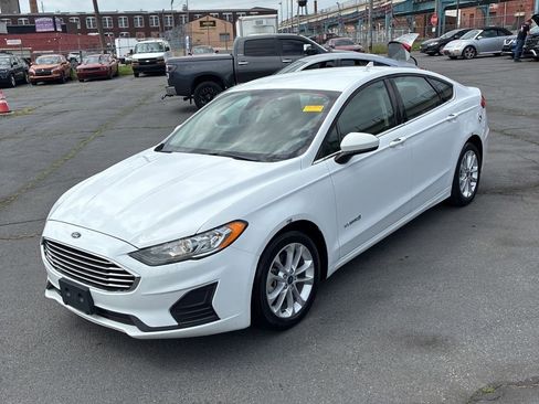 Used 2019 Ford Fusion SE FWD image 2