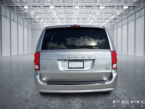 Used 2018 Dodge Grand Caravan SE image 4