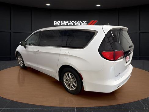 Used 2023 Chrysler Voyager LX FWD image 3