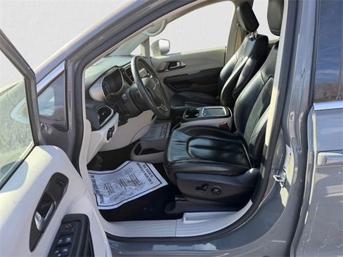 Used 2022 Chrysler Pacifica Touring-L image 15