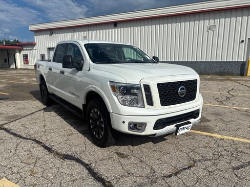 Used 2018 Nissan Titan PRO-4X AWD/4WD image 3