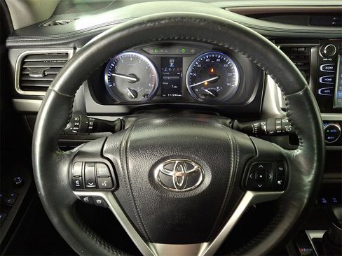 Used 2014 Toyota Highlander XLE image 19