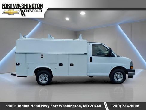 Used 2019 Chevrolet Express 3500 w/ Power Convenience Package RWD image 2